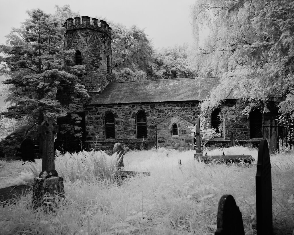 Eglise de Llangelynin, Pays de Galles (4x5'' Rollei IR400)